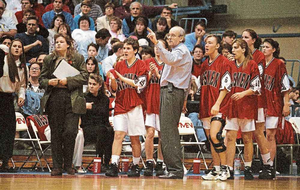 BORIS MINKEVICH / WINNIPEG FREE PRESS FILES
University of Winnipeg Wesmen coach Tom Kendall during the game the Wesmen lost to the Bisons.