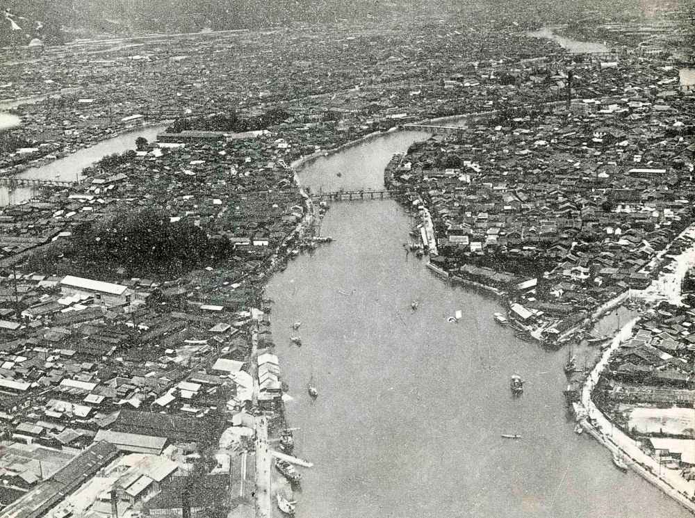 National Archives
A view of a section of Hiroshima flanking the Motoyasu River after the bombing. Except for very heavy masonry structures, the entire area was leveled.