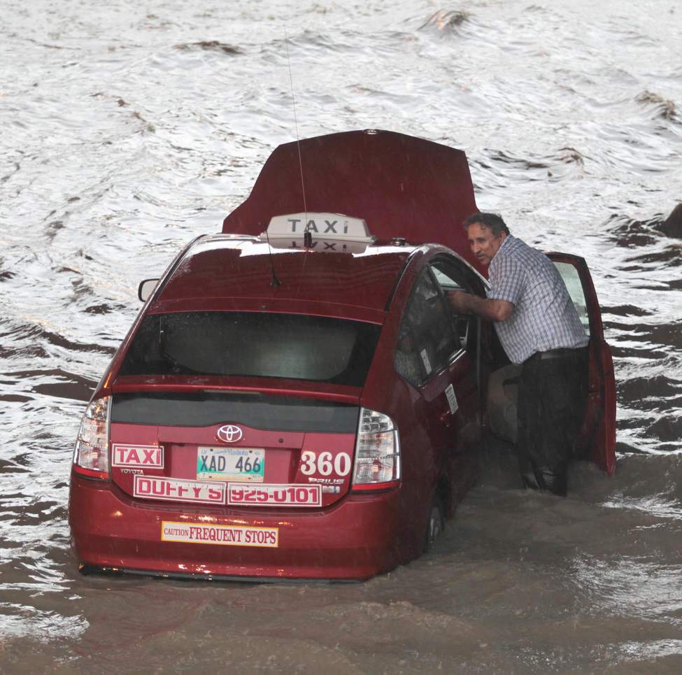 JOE BRYKSA/WINNIPEG FREE PRESS
A cab stalled out in deep water under the Jubilee Underpass on Pembina Highway after heavy rains from a thunderstorm. May 29, 2010