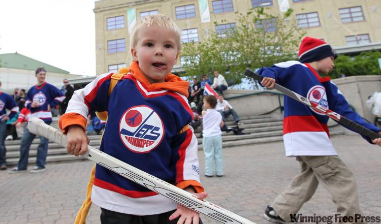 Ruth Bonneville / Winnipeg Free Press
Three-year-old Dylan Bridge and his brother Aiden, 6, dance around at the Forks Tuesday afternoon.