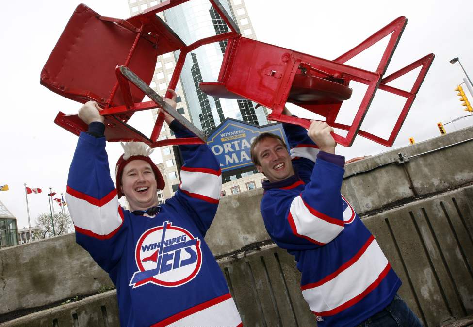 KEN GIGLIOTTI / WINNIPEG FREE PRESS
Super fans Neal Einarson, left, and JP Jamieson bring chairs from the old Wpg Arena to Portage and Main with dozens of hardcore Jet fans battling cool temps and high winds to celebrate the return of NHL hockey to Winnipeg.