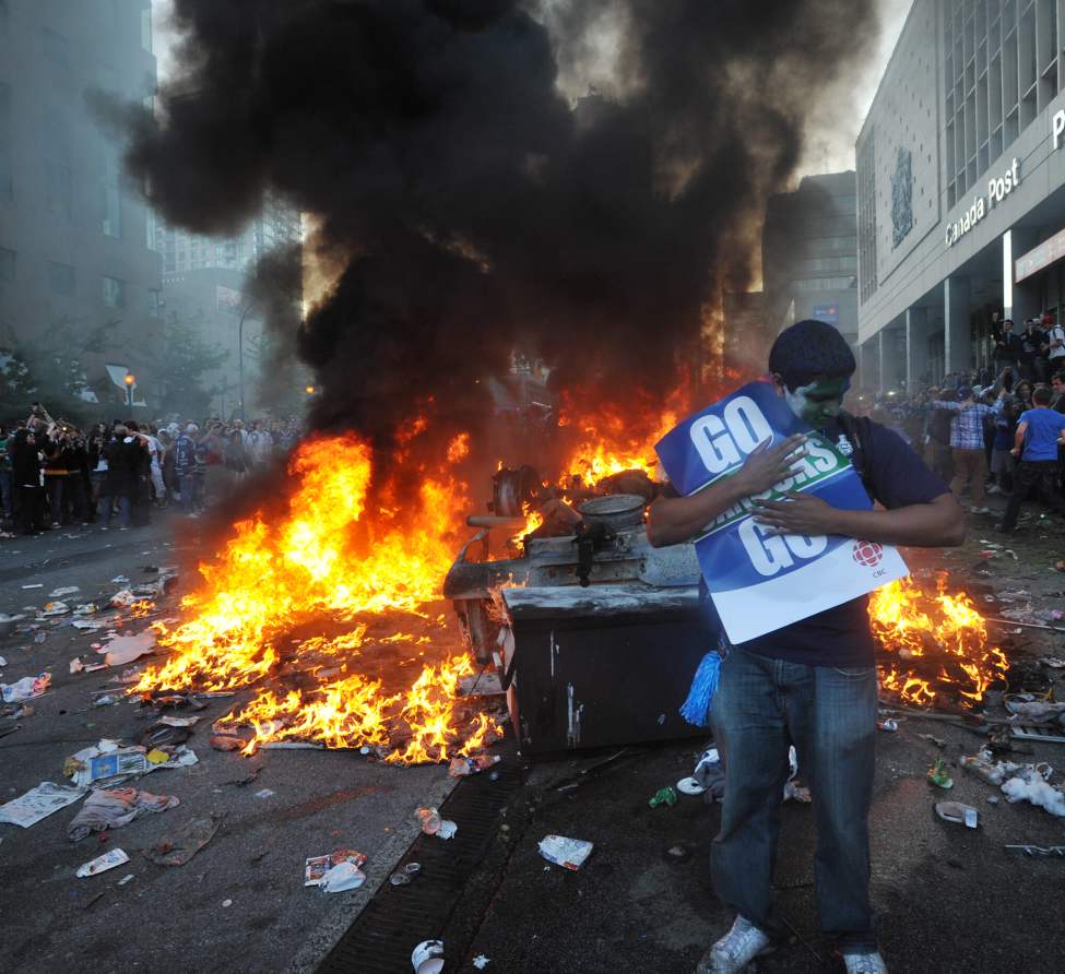 Vancouver Canucks fans riot after their team lost to the Boston Bruins in NHL Stanley Cup final in Vancouver , B.C. June 15, 2011. (Arlen Redekop photo/ PNG)