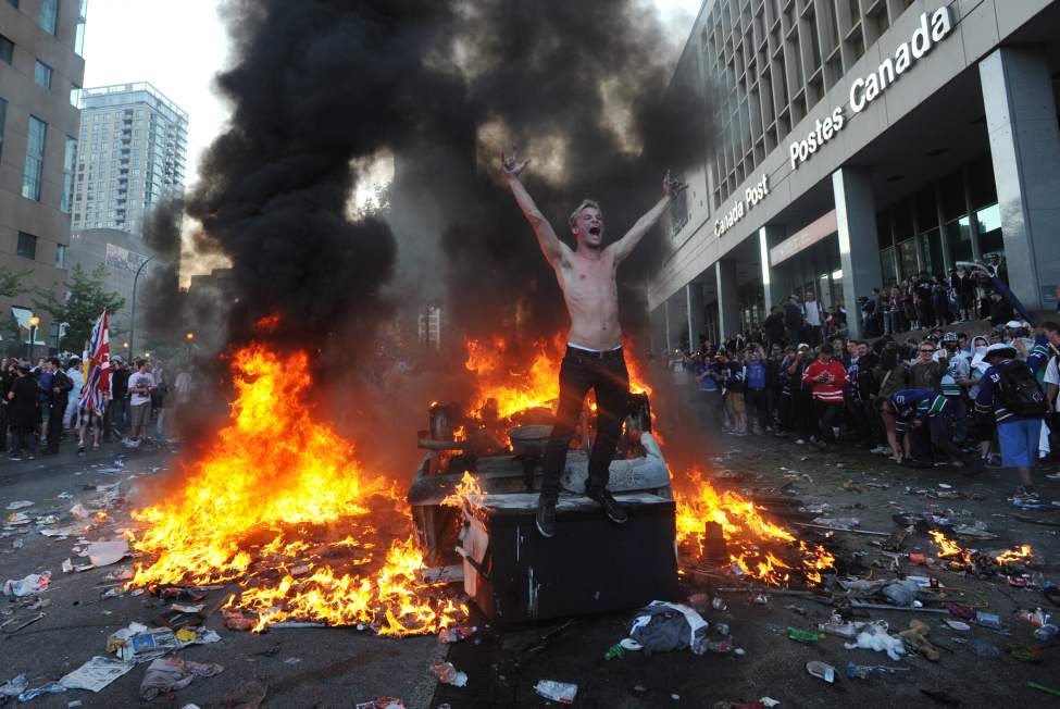 Vancouver Canucks fans riot after their team lost to the Boston Bruins in NHL Stanley Cup final in Vancouver , B.C. June 15, 2011. (Arlen Redekop photo/ PNG)