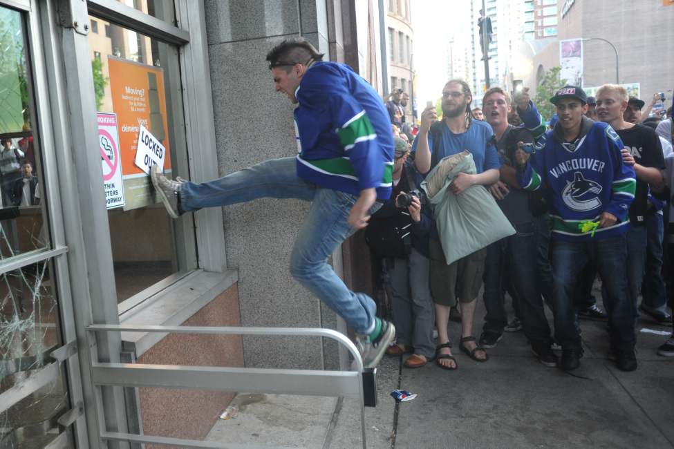 Vancouver Canucks fans riot after their team lost to the Boston Bruins in NHL Stanley Cup final in Vancouver , B.C. June 15, 2011. (Arlen Redekop photo/ PNG)