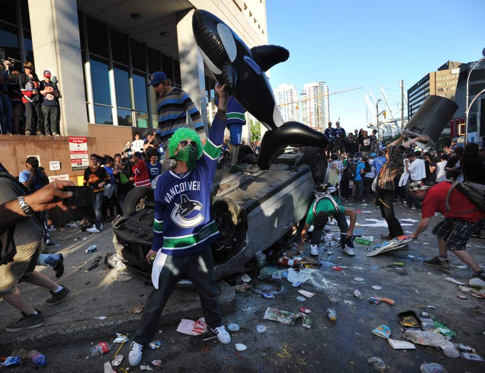 Vancouver Canucks fans riot after their team lost to the Boston Bruins in NHL Stanley Cup final in Vancouver , B.C. June 15, 2011. (Arlen Redekop photo/ PNG)