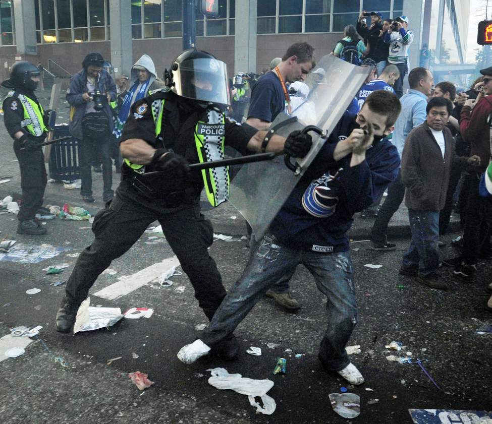 Vancouver Canucks fans riot after their team lost to the Boston Bruins in NHL Stanley Cup final in Vancouver , B.C. June 15, 2011. (Arlen Redekop photo/ PNG)