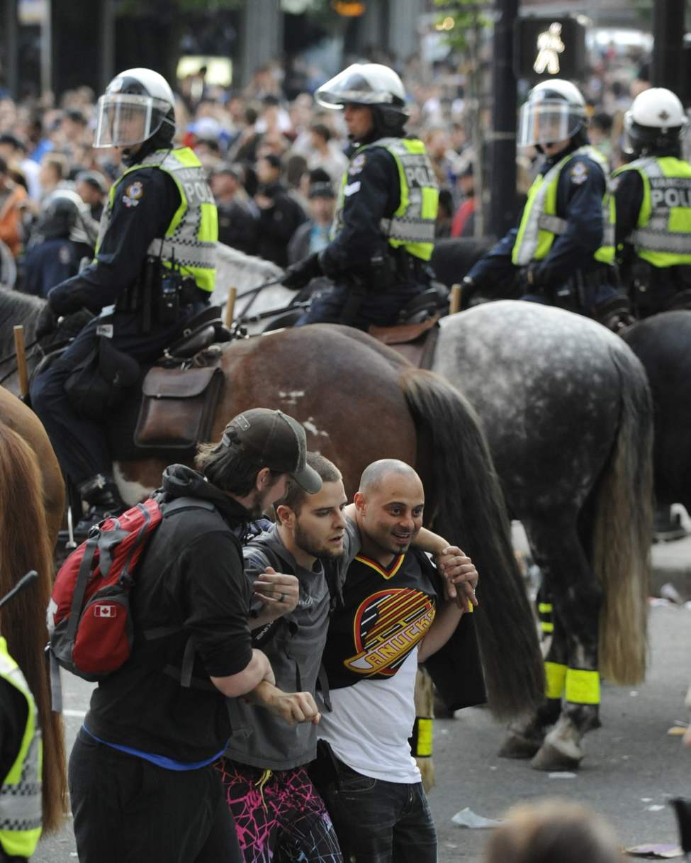 Vancouver Canucks fans riot after their team lost to the Boston Bruins in NHL Stanley Cup final in Vancouver , B.C. June 15, 2011. (Arlen Redekop photo/ PNG)