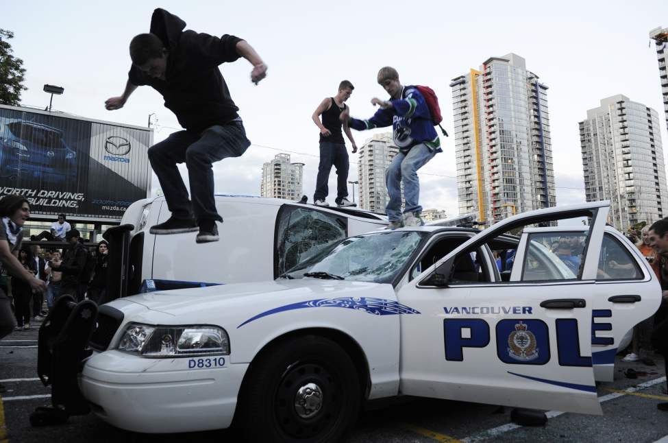Canucks fans destroy two police cars after the Vancouver Canucks lose to the Boston Bruins in The Stanley cup final, Vancouver, June 15 2011. (Gerry Kahrmann / PNG staff photo)