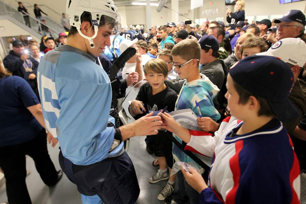 RUTH BONNEVILLE / WINNIPEG FREE PRESS
Winnipeg Jet Mark Scheifele signs autographs after practice.