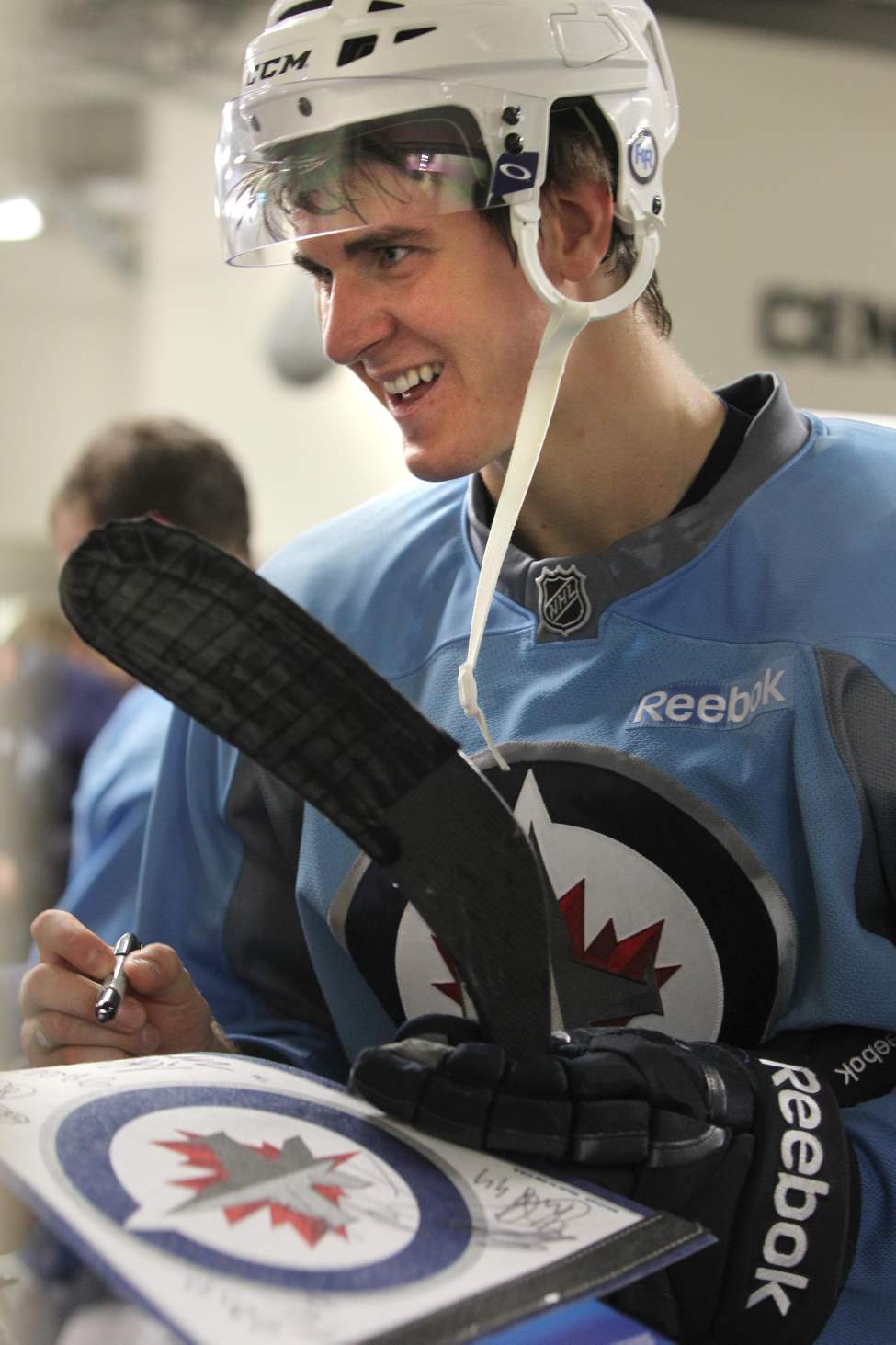 RUTH BONNEVILLE / WINNIPEG FREE PRESS
Mark Scheifele smiles as he signs autographs after practice.