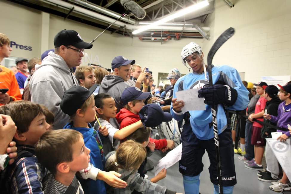 RUTH BONNEVILLE / WINNIPEG FREE PRESS
Evander Kane signs autographs after practice Saturday.