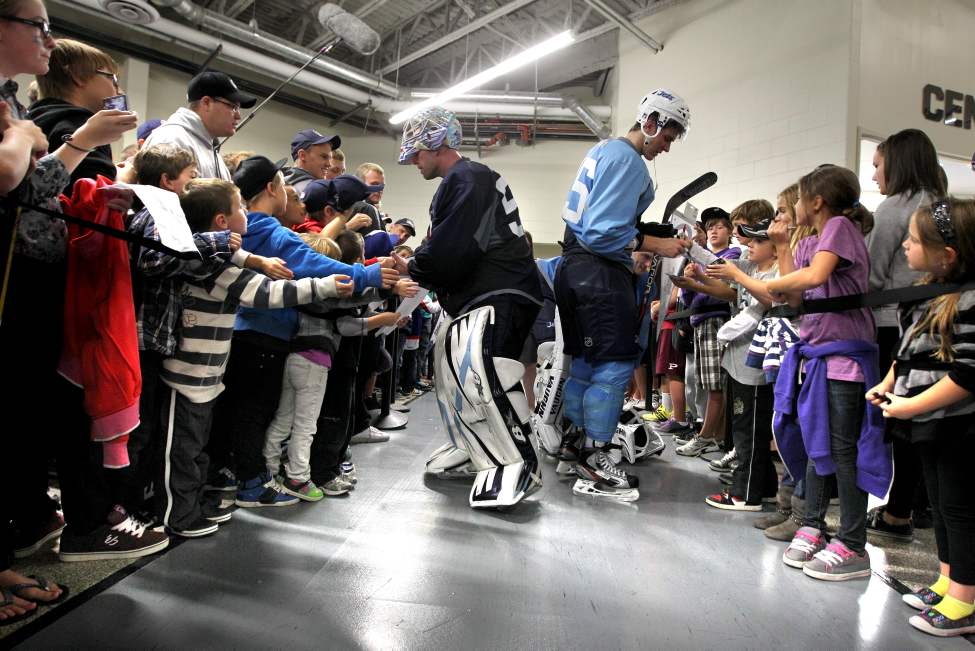 RUTH BONNEVILLE / WINNIPEG FREE PRESS
Autographs were in demand Saturday.