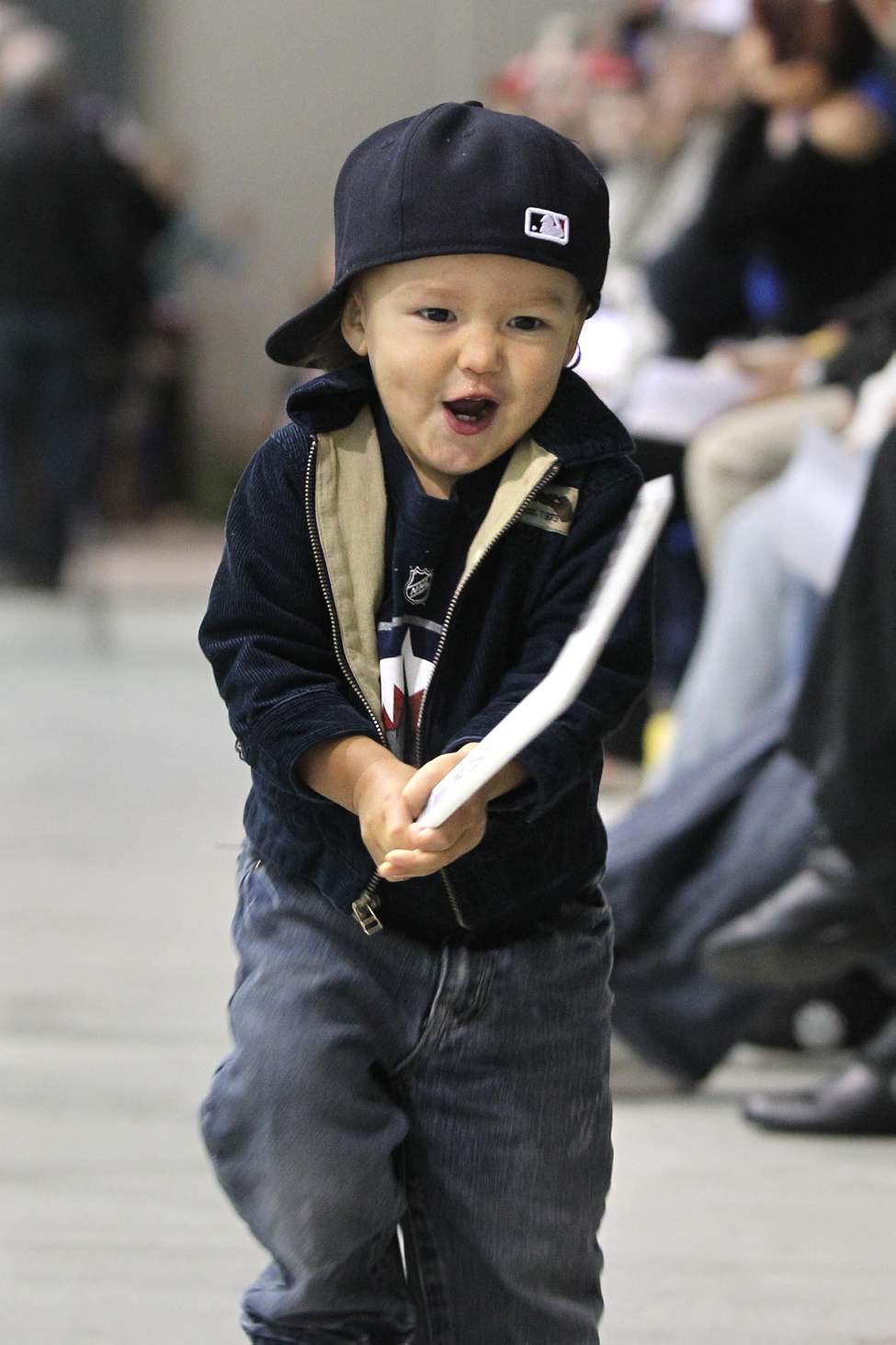RUTH BONNEVILLE / WINNIPEG FREE PRESS
Seventeen-month-old Rocco Nakoyak cheers on the players on the ice during pracitce Saturday.