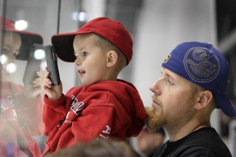RUTH BONNEVILLE / WINNIPEG FREE PRESS
A dad holds his son up to the glass to take a picture Saturday.