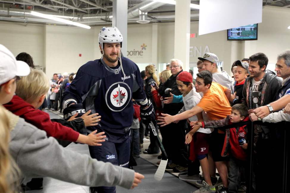 RUTH BONNEVILLE / WINNIPEG FREE PRESS
Tanner Glass gets cheered on as he makes his way to the ice for practice.