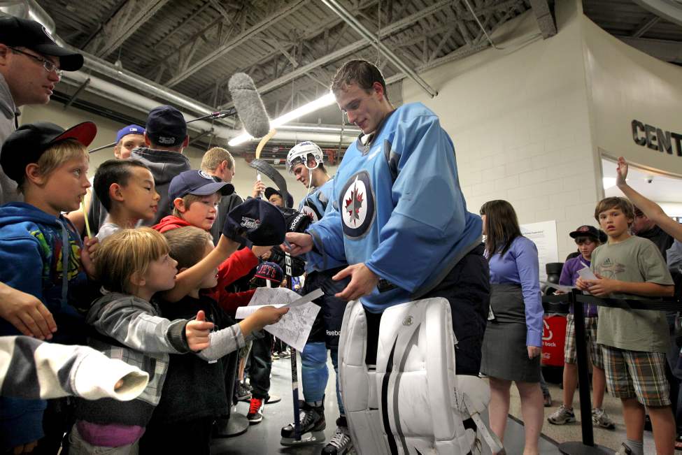 RUTH BONNEVILLE / WINNIPEG FREE PRESS
Chris Carrozzi signs some papers after Saturday's practice.