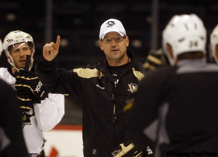 Pittsburgh head coach Dan Bylsma directs Penquins practice at the MTS Centre. (Ken Gigliotti / Winnpeg Free Press)