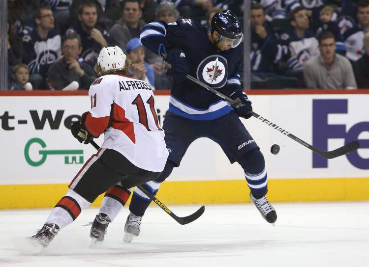 TREVOR HAGAN / WINNIPEG FREE PRESS
Ottawa Senators' Daniel Alfredsson battles with Winnipeg Jets' Evander Kane for the puck late in the second period of play at MTS Centre Saturday.