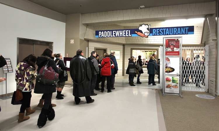 Ruth Bonneville / Winnipeg Free Press
Diners line up all the way out the door for one last lunch at the Paddlewheel Restaurant.