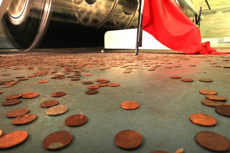 Ruth Bonneville / Winnipeg Free Press
Coins sit on the floor of a waterless tank next to a spinning paddlewheel. Water hasn't been in its tank for some time but patrons still use it as a wishing well.
