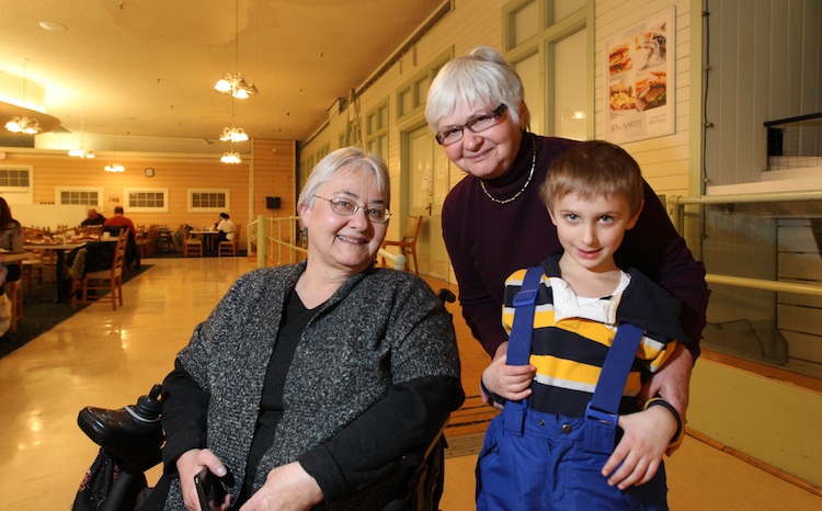 Ruth Bonneville / Winnipeg Free Press
Five-year-old Lucien Guertin poses with his grandmother Margaret Wilcok (standing) and her sister Clare Simpson Wednesday after having lunch.