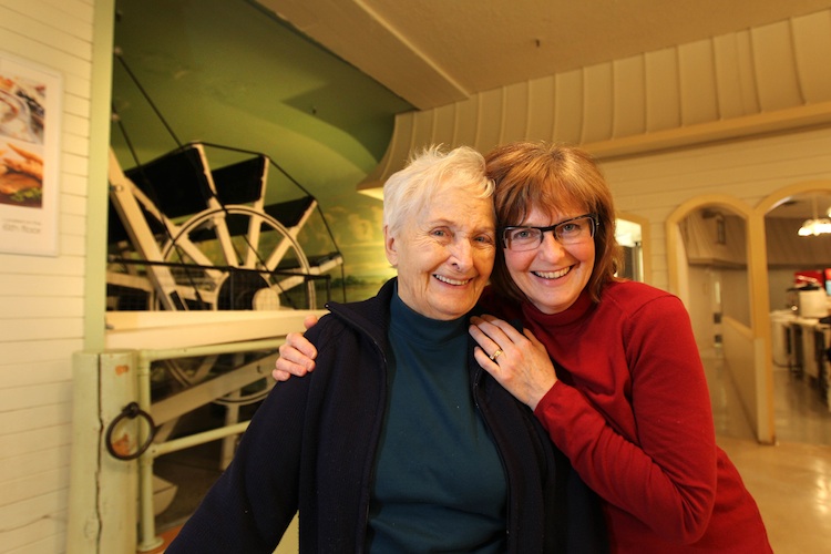 Ruth Bonneville / Winnipeg Free Press
Gladys Anderson and her daughter Janet Siemens have been coming to the Paddlewheel Restaurant since Janet was a baby.