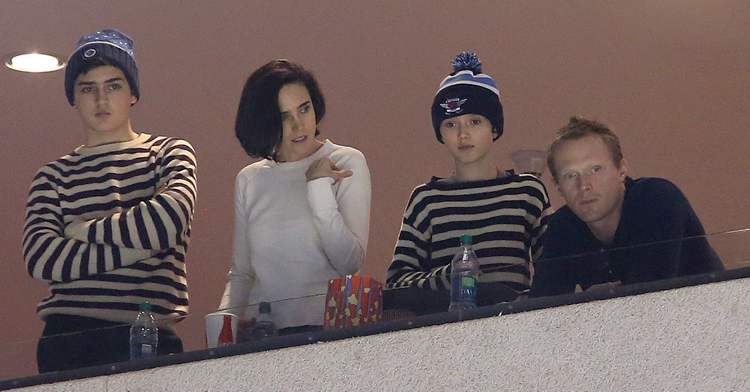 TREVOR HAGAN / WINNIPEG FREE PRESS
Oscar-winning actress Jennifer Connelly (second from left) takes in the game with her husband Paul Bettany (right) and their kids Kai and Stellan (from left).