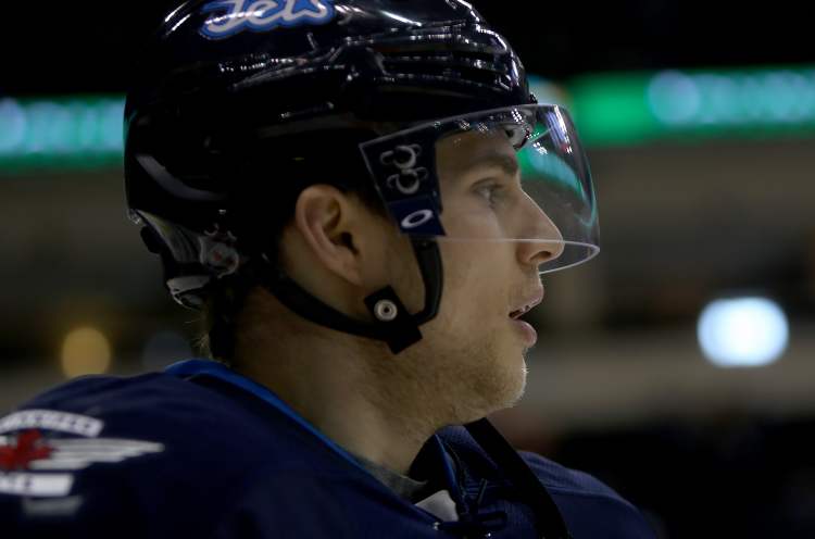TREVOR HAGAN / WINNIPEG FREE PRESS
Winnipeg Jets' Mike Santorelli (15) eyes the puck during warmup as the Jets prepare to face the Philadelphia Flyers at the MTS Centre Saturday.