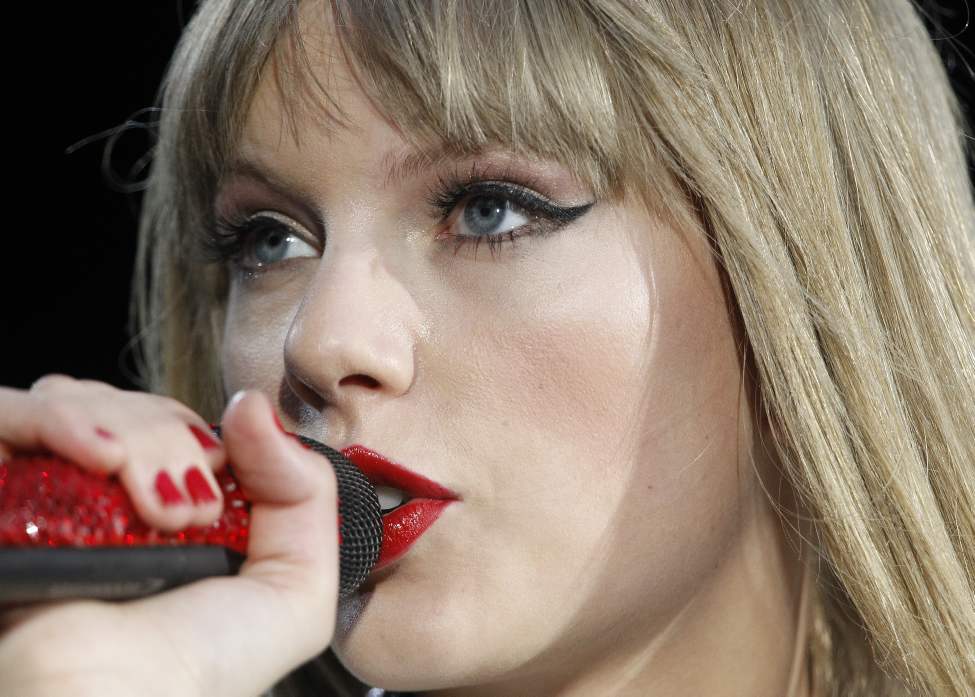 Trevor Hagan / Winnipeg Free Press
Taylor Swift performs at Investors Group Field, Saturday, June 22, 2013.