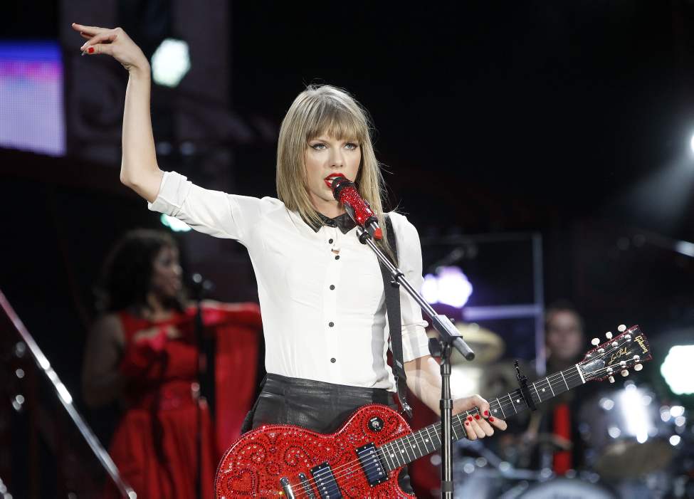 Trevor Hagan / Winnipeg Free Press
Taylor Swift performs at Investors Group Field, Saturday, June 22, 2013.