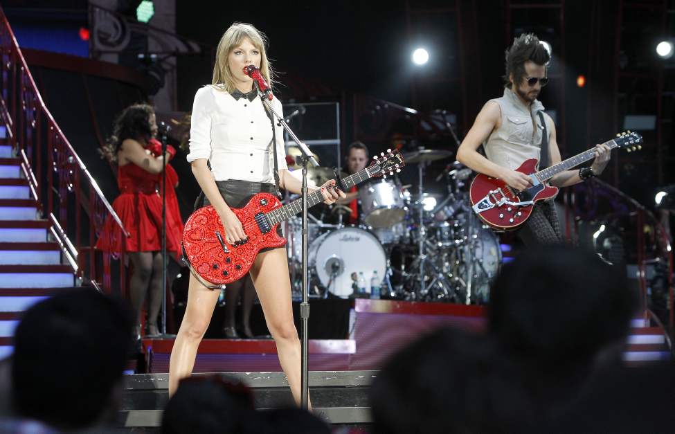 Trevor Hagan / Winnipeg Free Press
Taylor Swift performs at Investors Group Field, Saturday, June 22, 2013.