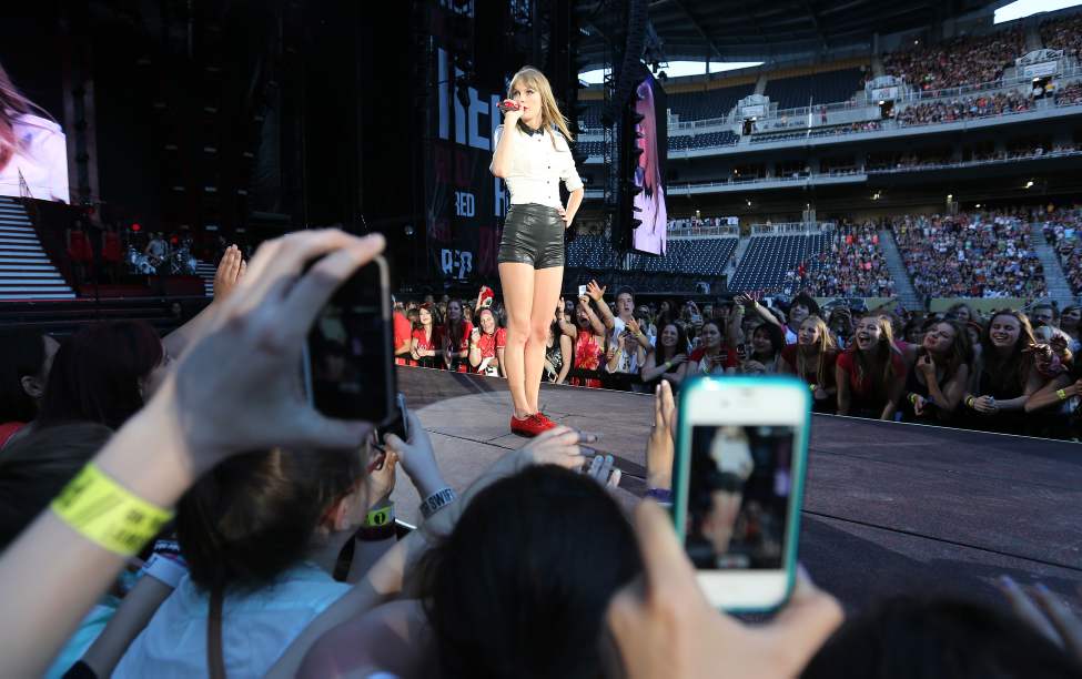 Trevor Hagan / Winnipeg Free Press
Taylor Swift performs at Investors Group Field, Saturday, June 22, 2013.