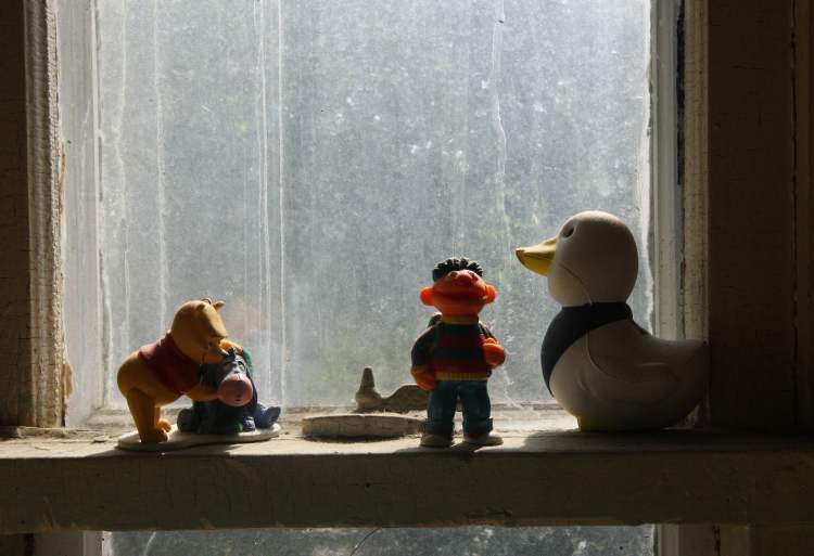 JOE BRYKSA / WINNIPEG FREE PRESS
A window in a second-floor bathroom in a Furby Street rooming house.