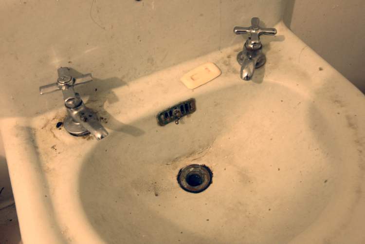 JOE BRYKSA / WINNIPEG FREE PRESS
Sink in a second-floor bathroom at a Furby Street rooming house.