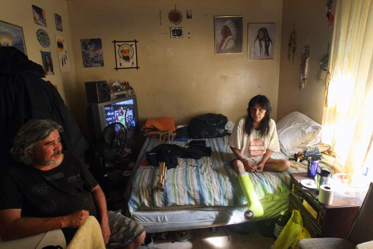 JOE BRYKSA / WINNIPEG FREE PRESS
Tenant Sandra and friend Tory in Sandra's suite in a Furby Street rooming house.