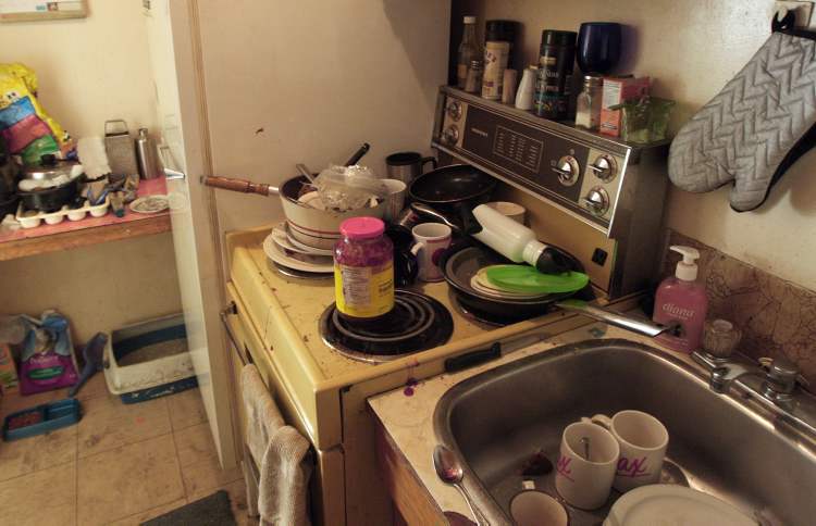JOE BRYKSA / WINNIPEG FREE PRESS
Second floor apartment kitchen at a Furby Street rooming house.