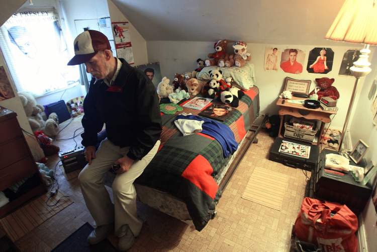 (JOE BRYKSA / WINNIPEG FREE PRESS
Tenant Michael sits on his bed in his third-floor suit in a Spence Street rooming house.