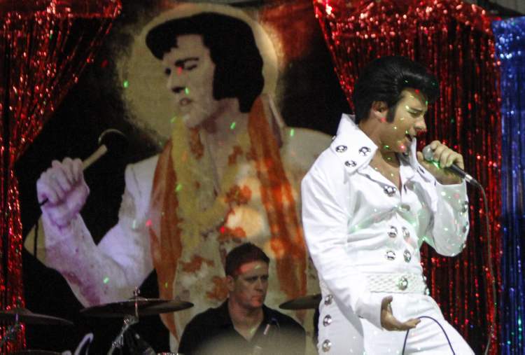 JESSICA BURTNICK / WINNIPEG FREE PRESS
Stiglmayr, a.k.a. 'John Davis,' sings in front of an Elvis backdrop at the Gimli Rec Centre.