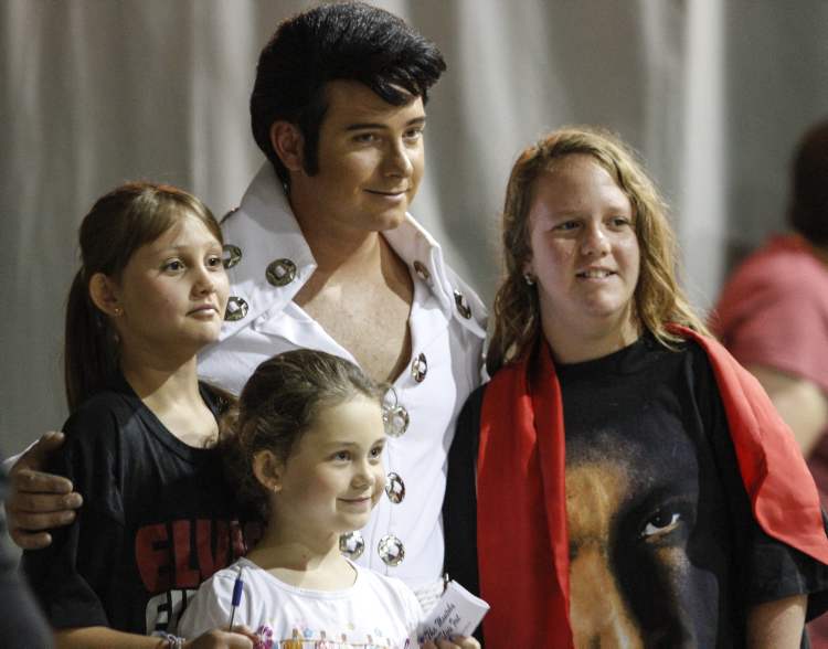 JESSICA BURTNICK / WINNIPEG FREE PRESS
The King poses with fans.