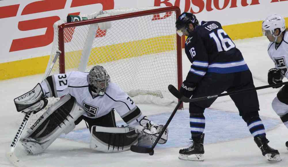 MIKE DEAL / WINNIPEG FREE PRESS
Winnipeg Jets' Andrew Ladd (16) tries to stuff the puck past Los Angeles Kings' goaltender Jonathan Quick (32) in the second period.