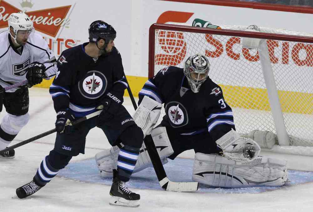 MIKE DEAL / WINNIPEG FREE PRESS
Winnipeg Jets' goaltender Ondrej Pavelec (31) makes a glove save in the third period.