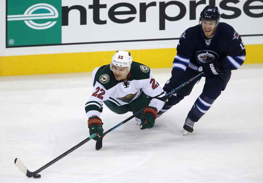 TREVOR HAGAN / WINNIPEG FREE PRESS
Minnesota Wild's Nino Niederreiter and Winnipeg Jets forward Matt Halischuk fight for the puck during the first period.