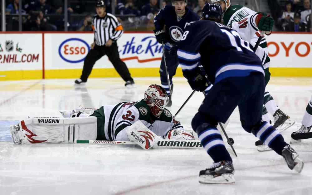 TREVOR HAGAN / WINNIPEG FREE PRESS
Minnesota Wild goaltender Niklas Backstrom watches as Winnipeg Jets centre Bryan Little tries to shoot a bouncing puck during the second period.
