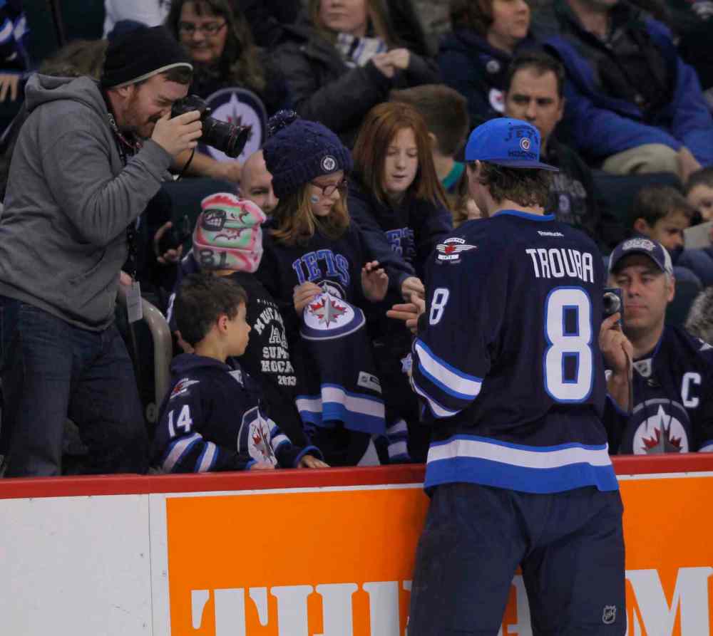 Boris Minkevich / Winnipeg Free Press
Jacob Trouba signs some autographs.