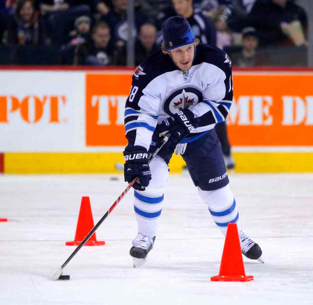 Boris Minkevich / Winnipeg Free Press
Bryan Little moves a puck between cones during the puck control relay portion of the skills competition.