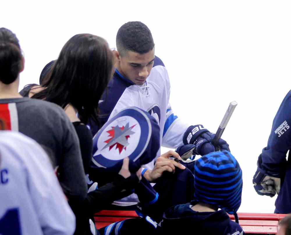 Boris Minkevich / Winnipeg Free Press
Evander Kane signs some autographs.