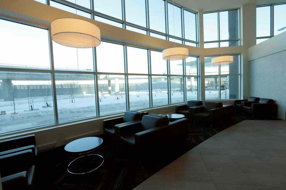 KEN GIGLIOTTI / WINNIPEG FREE PRESS
Seating in the lobby shows a view of the airport.
