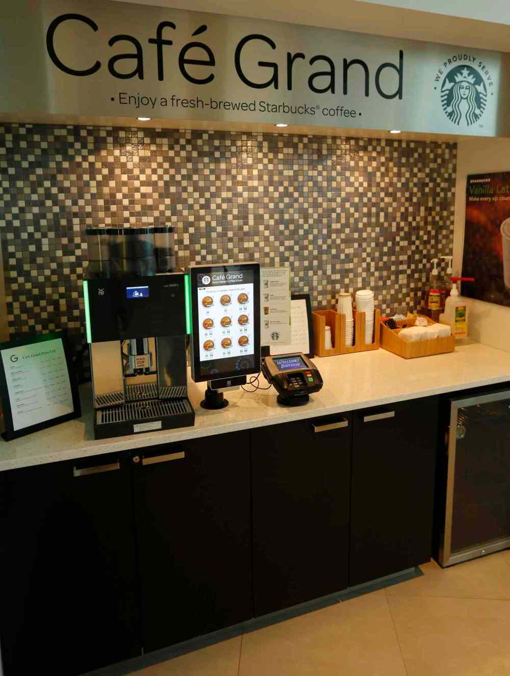 KEN GIGLIOTTI / WINNIPEG FREE PRESS
A credit-card-based and automated Starbucks is in the the lobby.