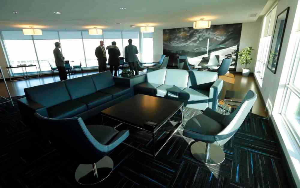 KEN GIGLIOTTI / WINNIPEG FREE PRESS
Runway 36: the executive lounge overlooking the tarmac.