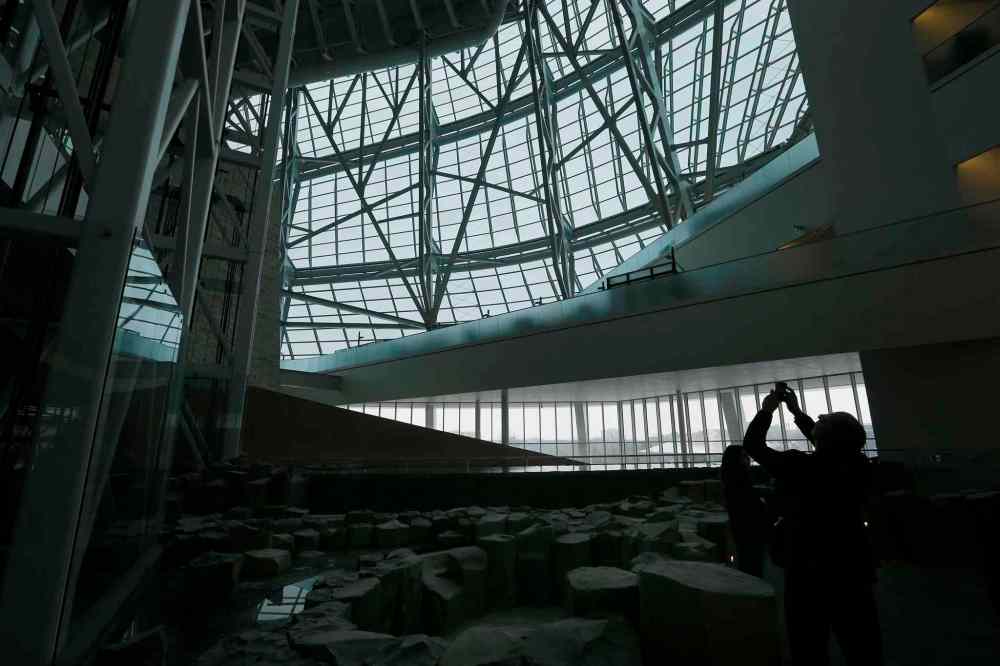 KEN GIGLIOTTI / WINNIPEG FREE PRESS
Light from the glass-walled outer structure brightens the public experience on the second level Garden of Contemplation.